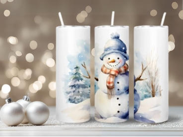 Thermobecher mit einem winterlichen Schneemann-Aquarell-Design. Der Becher zeigt einen Schneemann mit blauem Hut und kariertem Schal, umgeben von verschneiten Bäumen und einer Winterlandschaft. Perfekt für heiße und kalte Getränke, mit 590 ml Fassungsverm